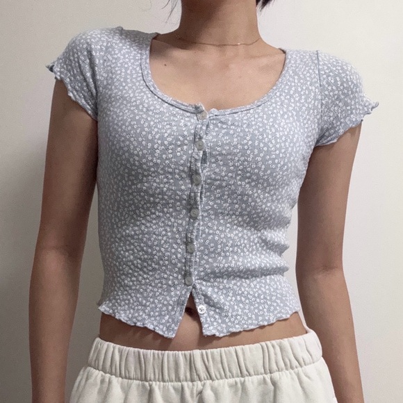 brandy melville floral button up top!! 

one size - Picture 1 of 3